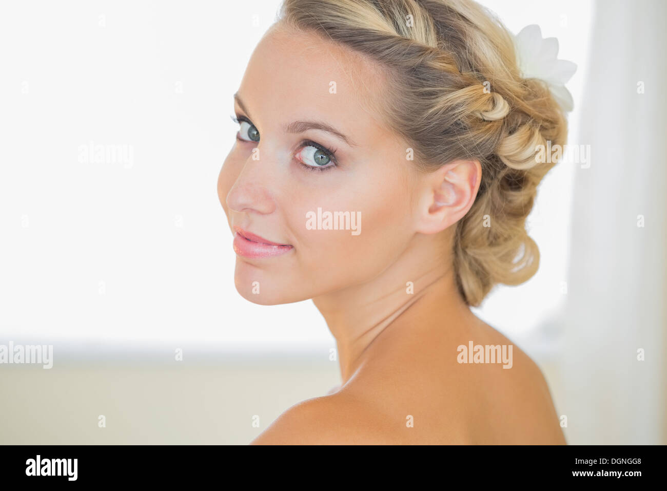 Attraktive junge Braut über die Schulter schauen Stockfoto