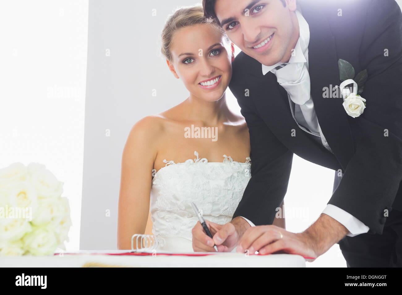 Glückliche Bräutigam Unterzeichnung Hochzeit Vertrag Stockfoto
