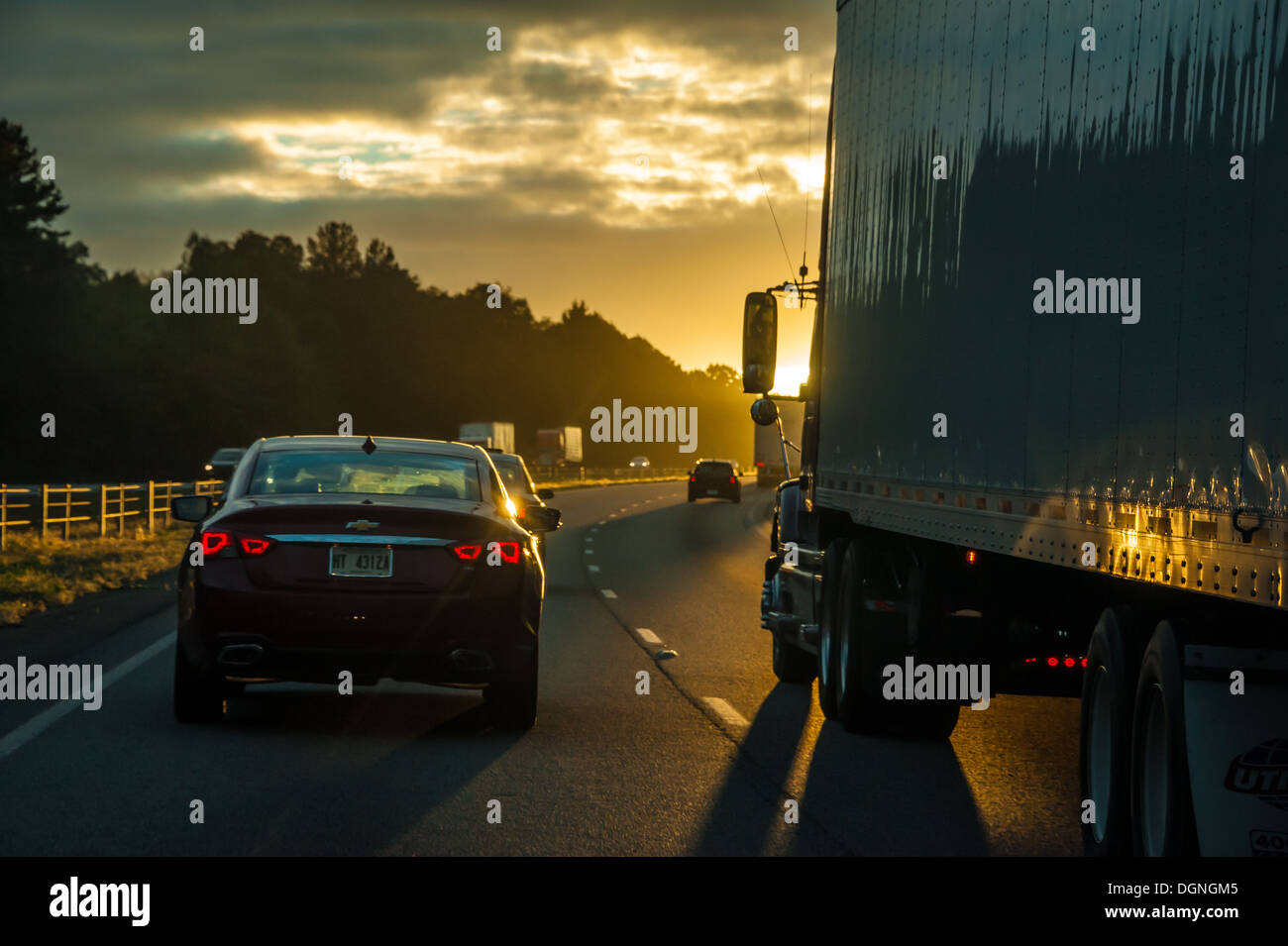 Verkehr bei Sonnenuntergang auf der I-85 außerhalb von Atlanta, Georgia. (USA) Stockfoto