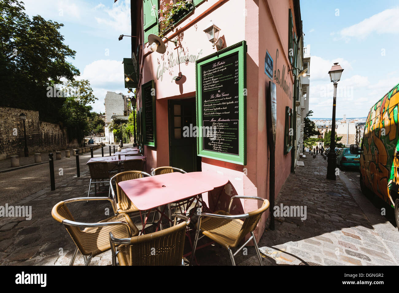 Cafe-Restaurant an der Ecke einer Straße in Paris Stockfoto