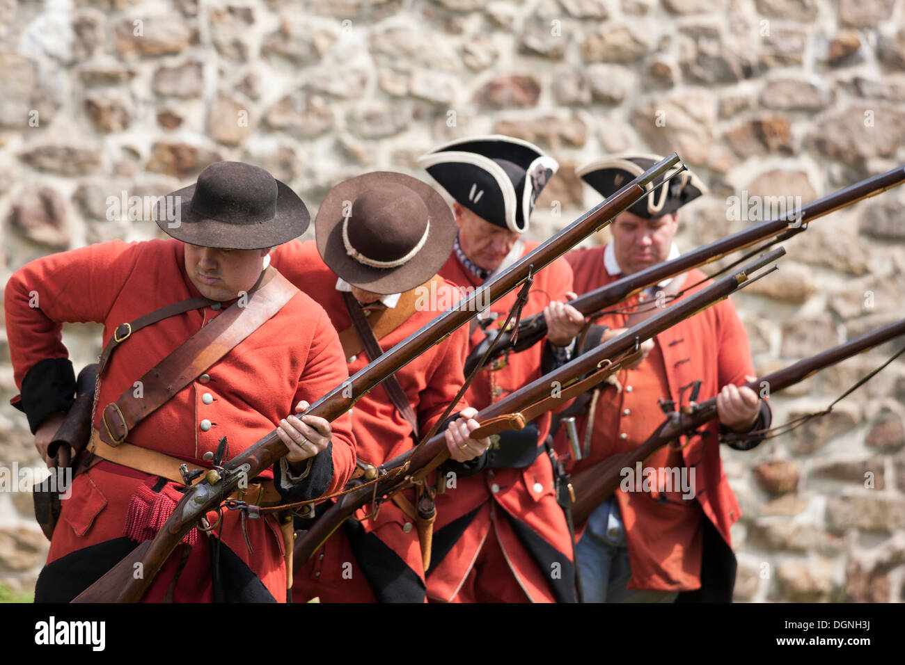 Soldaten beim Laden Steinschloss Musketen in Reenactment Französisch & indische amerikanische Revolution revolutionärer Krieg von Unabhängigkeit Stockfoto
