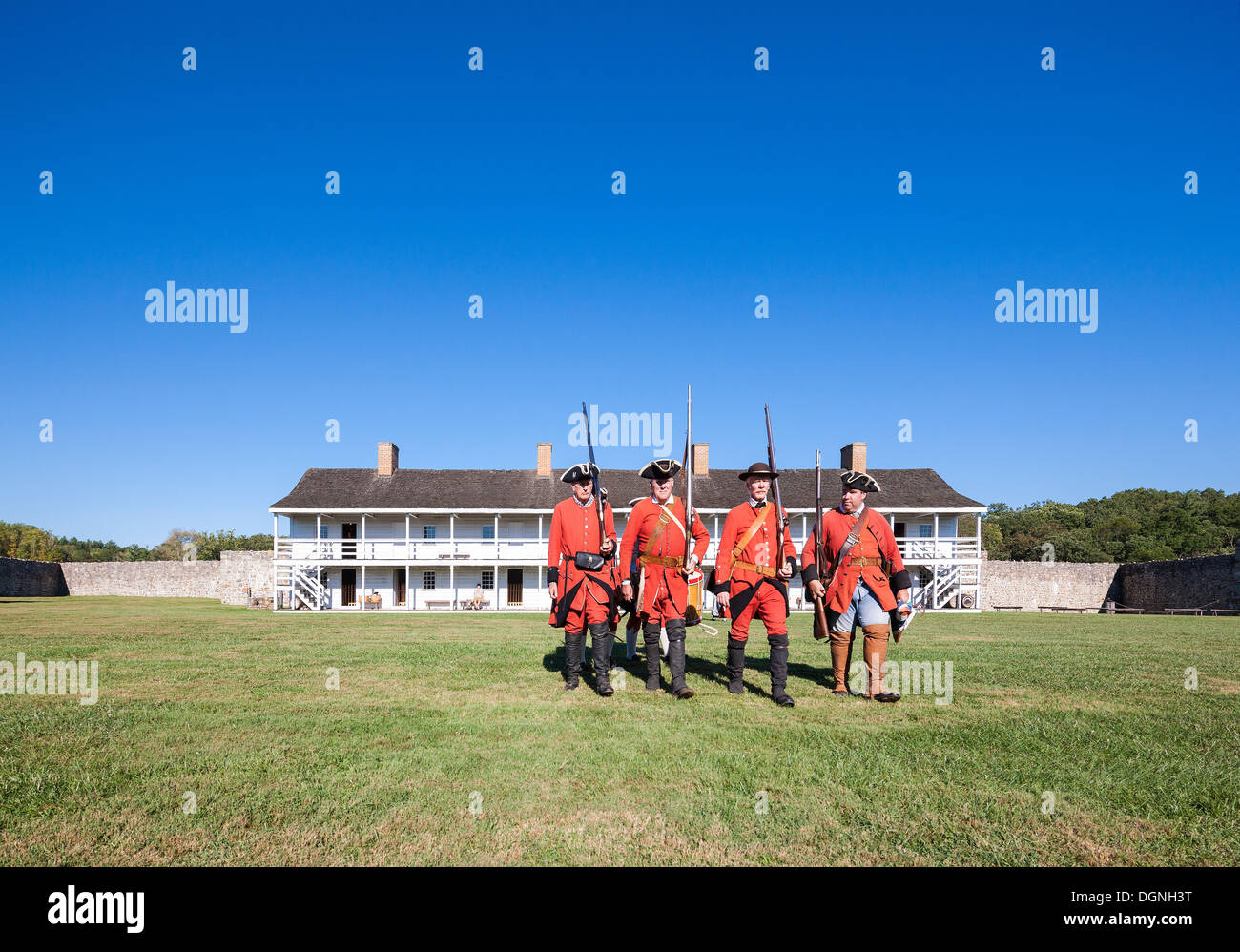 Historischen 18. Jahrhundert Alltag in Fort Frederick Maryland. Freiwillige marschieren mit historischen Uniformen und Musketen. Ost-Kaserne. Stockfoto