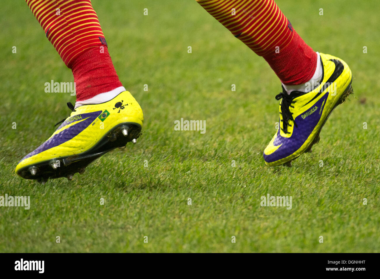 Mailand, Italien. 22. Oktober 2013. Neymar Schuhe (Barcelona) Football /  Soccer: Detail Schuss von Neymar Schuhe in der Gruppe H der UEFA Champions  League-Partie zwischen AC Milan 1-1 FC Barcelona im Stadio