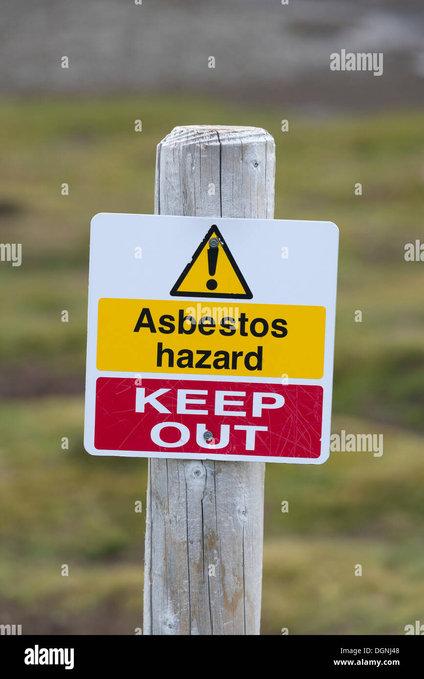 Warnschild "Asbest Hazard - Unterhalt aus" an die Walfangstation Stromness Stromness Bay, Südgeorgien und die südlichen Sandwich- Stockfoto