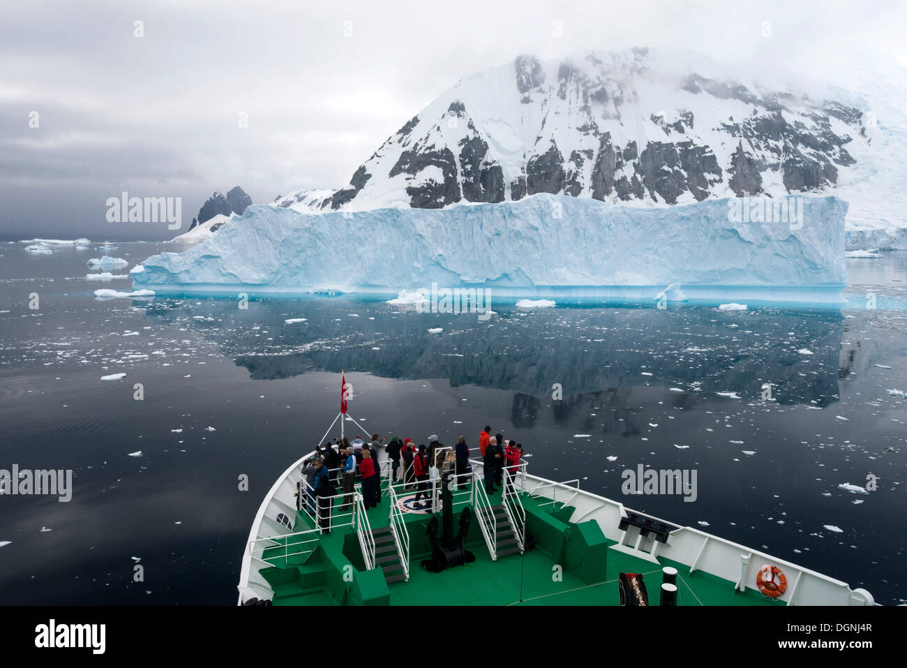 Expedition Kreuzfahrtschiff, MS Expedition, vor einem Eisberg, Errera Kanal, Arctowski Halbinsel, antarktische Halbinsel Stockfoto