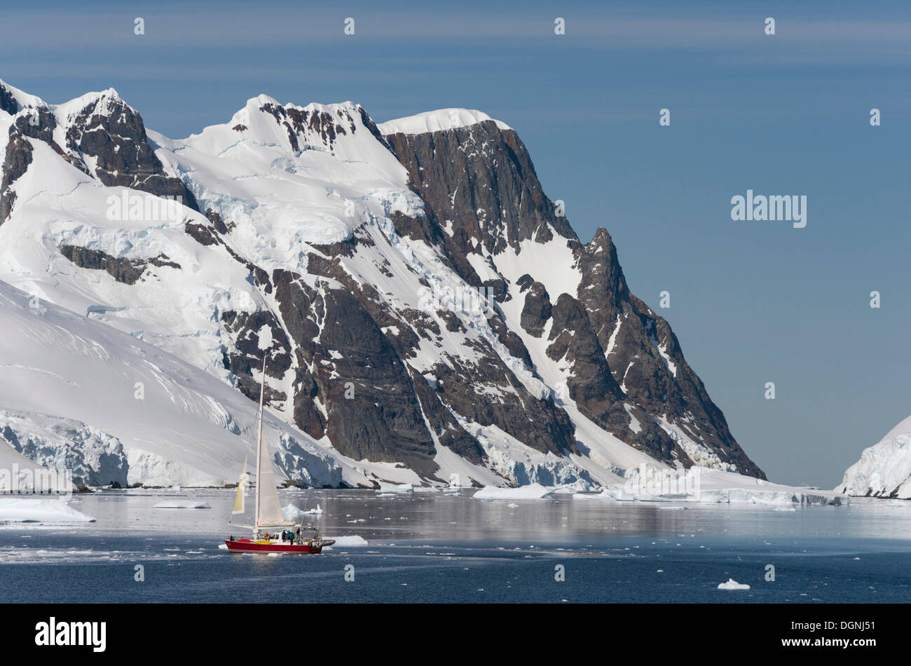 Kleines Segelboot in den Lemaire-Kanal, Stand-Insel, antarktische Halbinsel, Antarktis Stockfoto