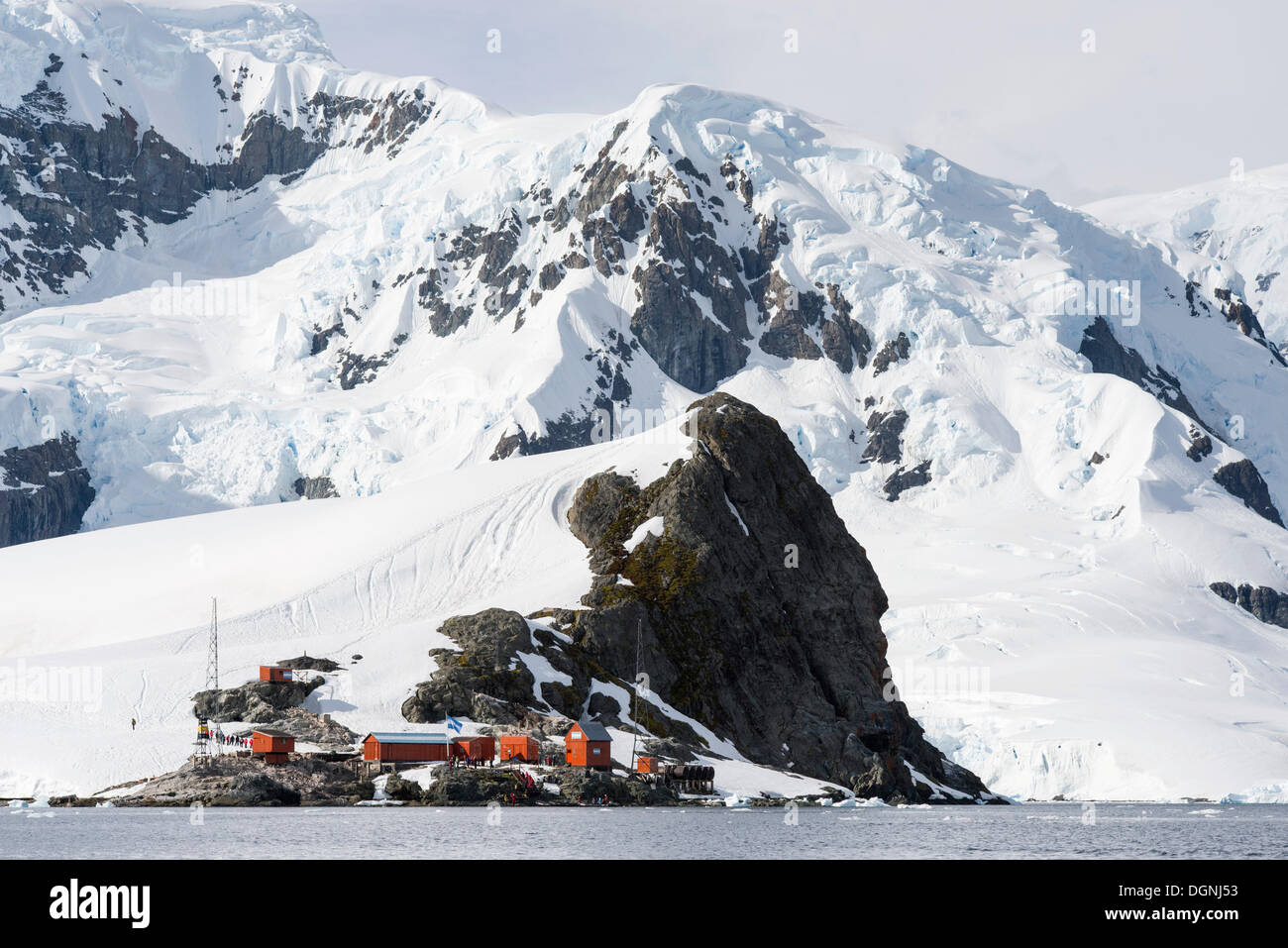 Almirante Brown Antarctic Base, eine argentinische Forschungsstation mit Besuchern, Coughtrey Halbinsel, Paradise Bay Stockfoto