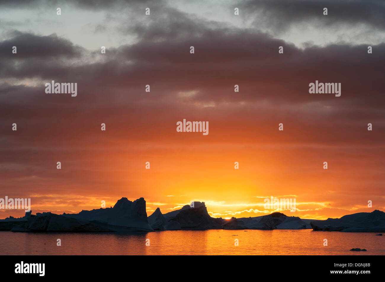 Sonnenuntergang hinter Eisberge, Pleneau Bay, antarktische Halbinsel, Booth Island, Antarktis Stockfoto