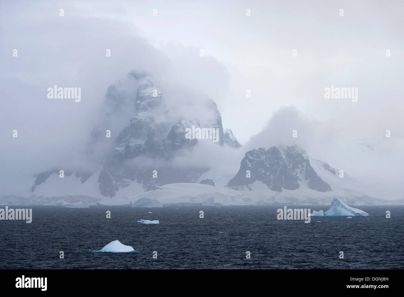 Dorsey Bergen eingehüllt mit Wolken, Smith-Halbinsel, antarktische Halbinsel, Antarktis Stockfoto