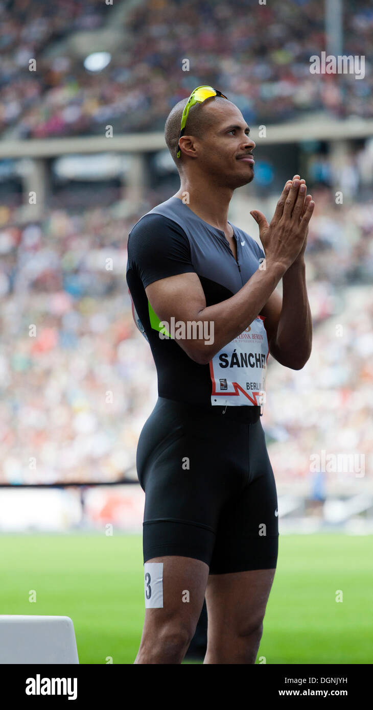 Geste der Olympiasieger Felix Sanchez vor Beginn der 400 Meter-Rennen beim ISTAF 2012 Hürden Stockfoto