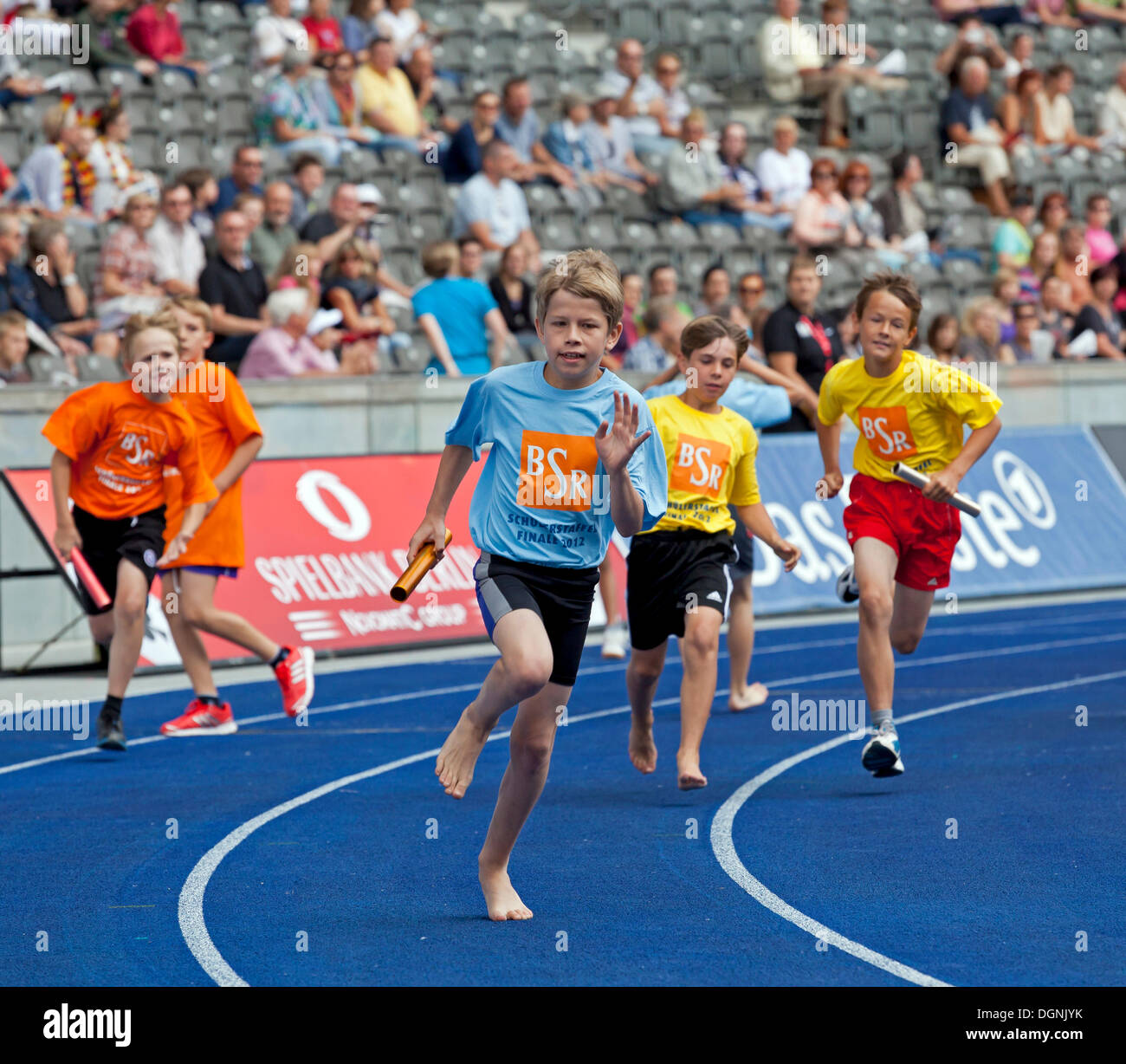 Sportliche Kinder von Berliner Schulen, die Teilnahme an einer laufenden Wettbewerb beim ISTAF 2012 im Olympiastadion, Berlin Stockfoto