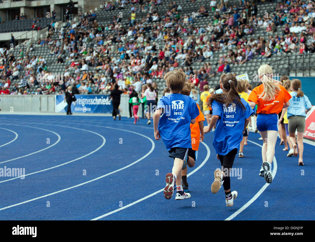 Sportliche Kinder von Berliner Schulen, die Teilnahme an einer laufenden Wettbewerb beim ISTAF 2012 im Olympiastadion, Berlin Stockfoto