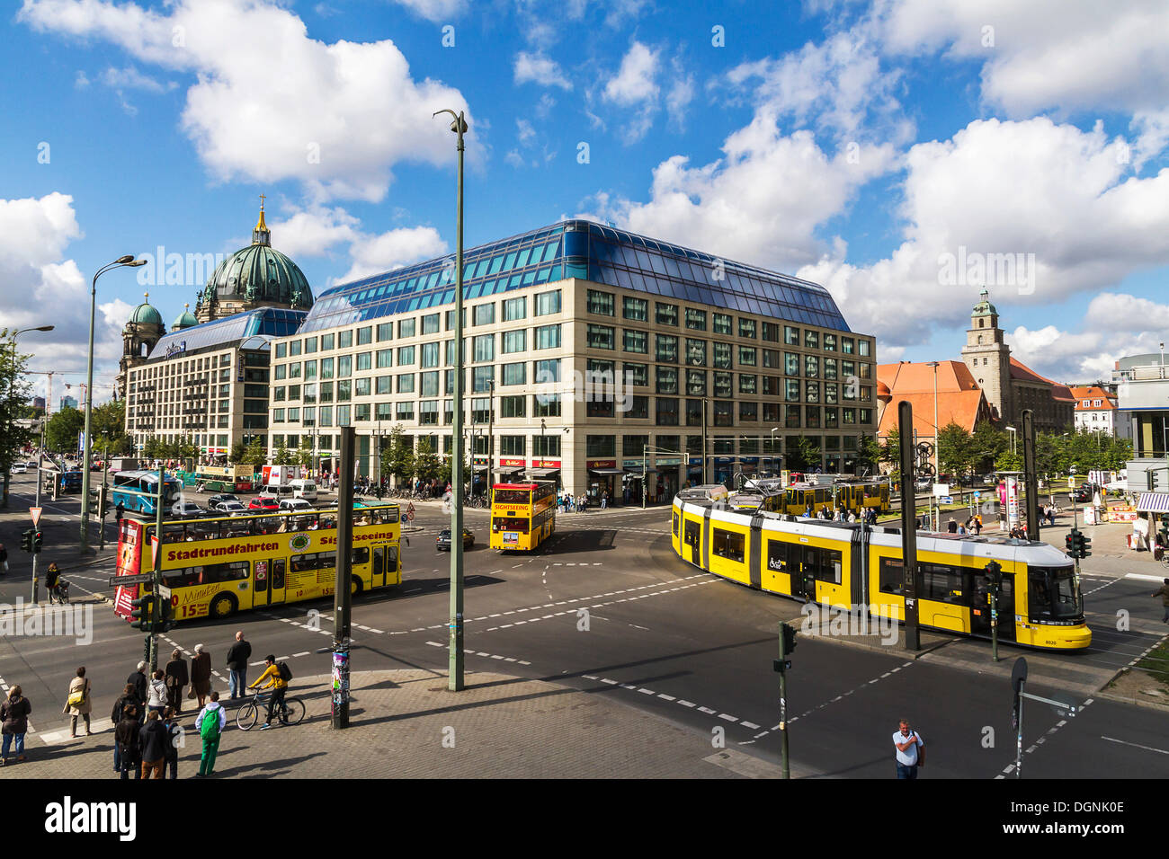 Kreuzung, Ecke Karl-Liebknecht-Straße-Straße und der Spandauer Straße Straße, Bezirk Mitte Stockfoto