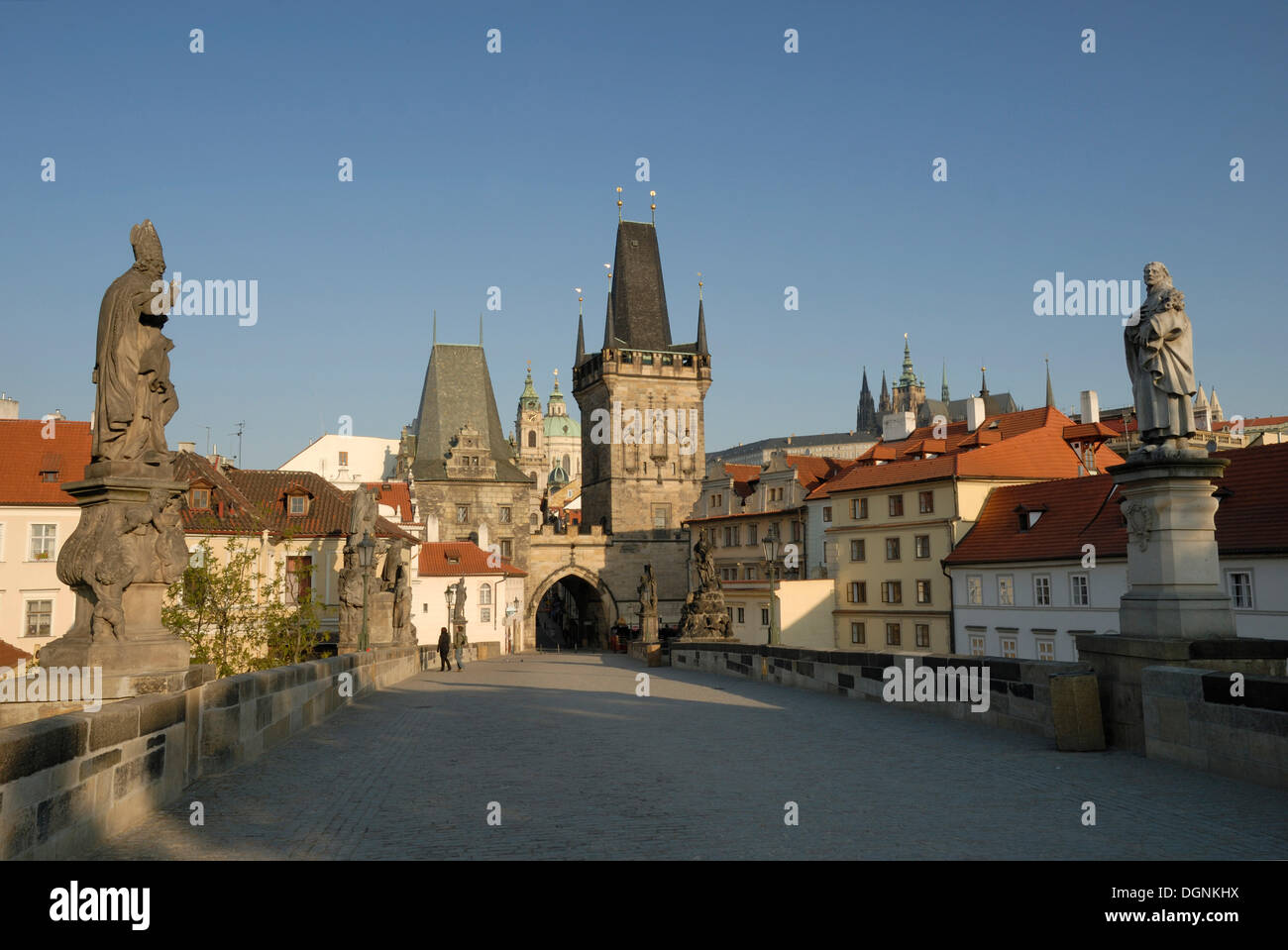 Auf der Karlsbrücke, Blick auf den Pulverturm, alte Stadt, Weltkulturerbe, Prag, Tschechische Republik, Europa Stockfoto