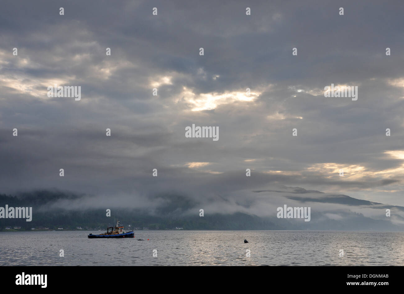 Nebel über den Highlands und ein Boot am Loch Duich nach starkem Regen Dornie, Highlands, Schottland, Vereinigtes Königreich Stockfoto