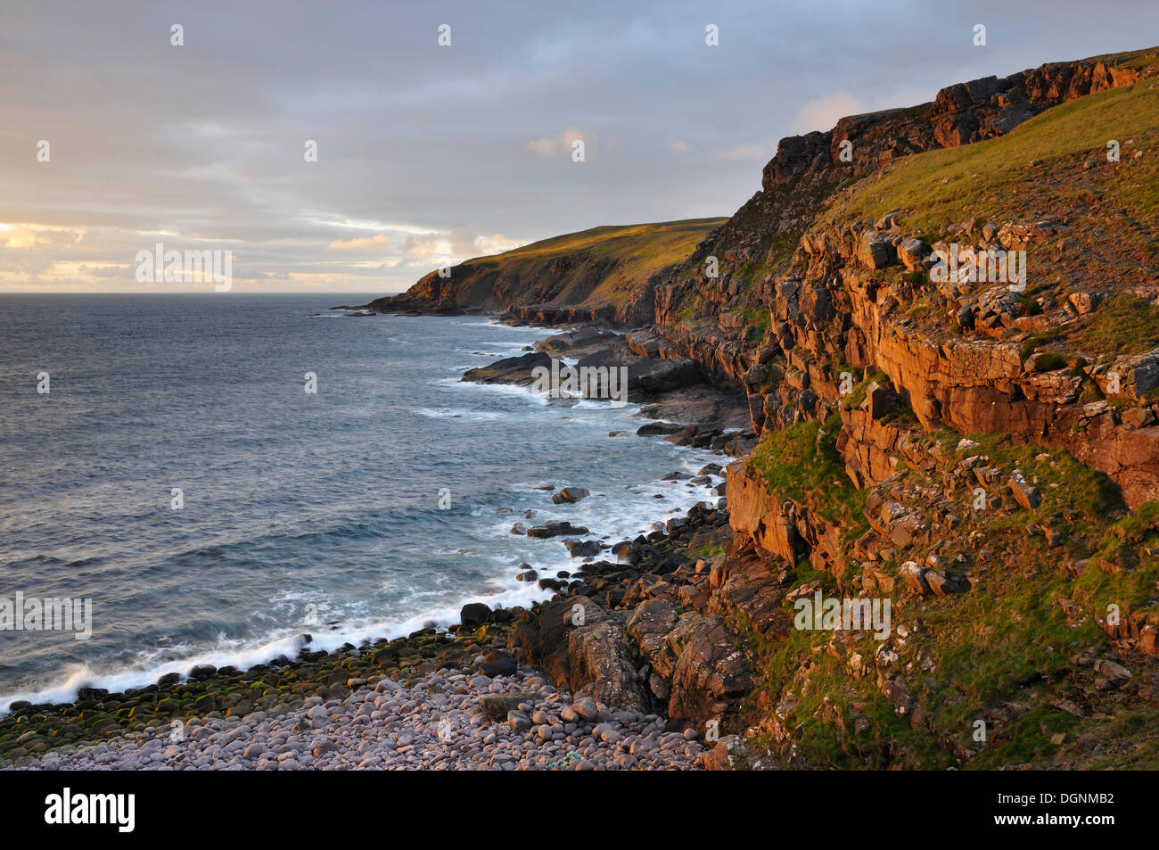 Glühende Felsen der Steilküste des Atlantischen Ozeans bei Sonnenuntergang, Northern Highlands, Highland, Highlands, Sutherland County Stockfoto