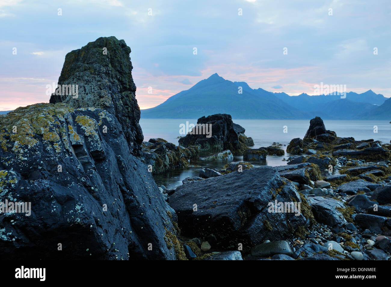 Küstenlandschaft mit Felsen im Abendlicht, Elgol, Isle Of Skye, Vereinigtes Königreich Stockfoto
