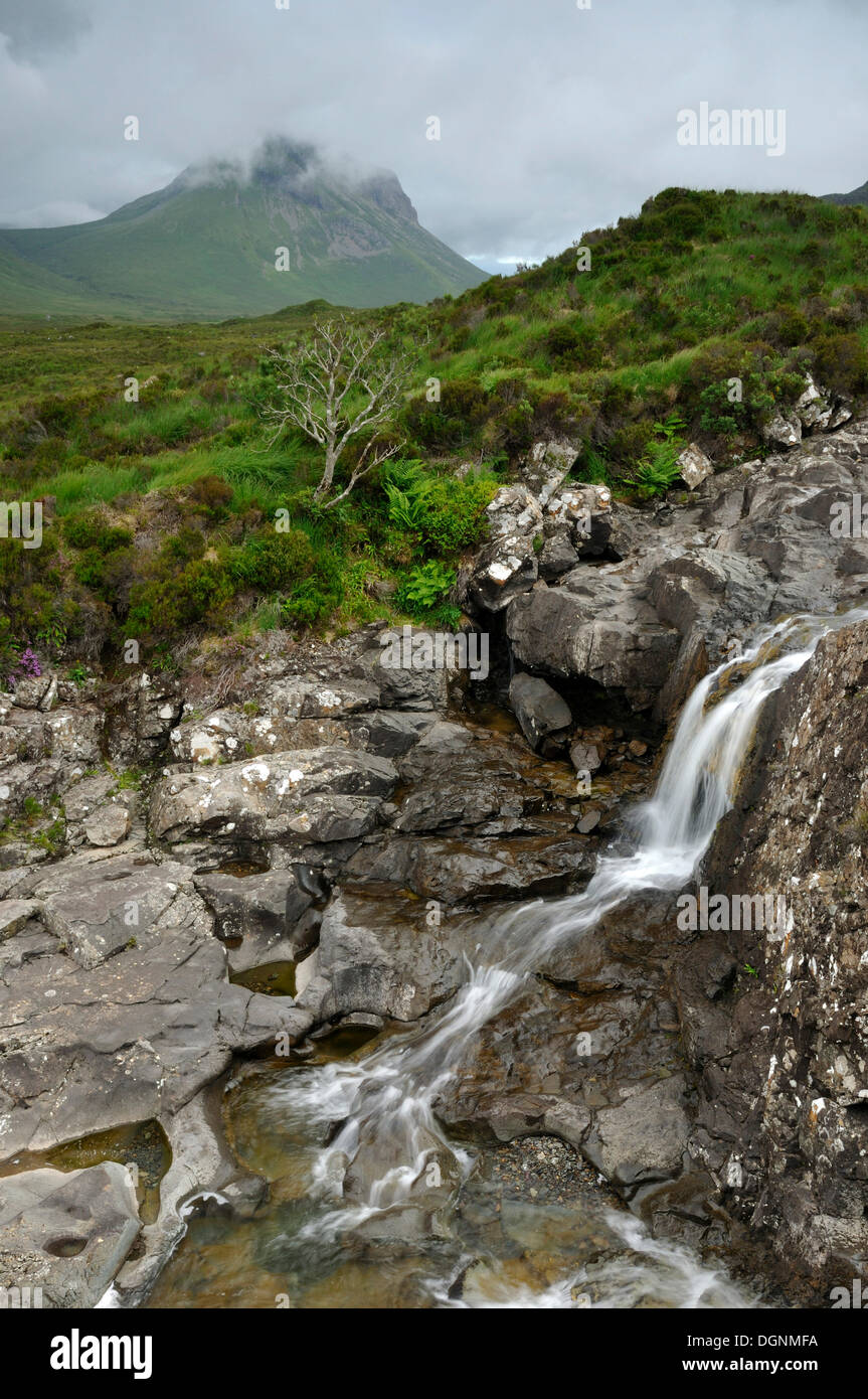 Sgurr Nan Gillean von Sligachan, Wasserfälle in einer bergigen Landschaft, Schottland, Isle Of Skye, Schottland, Vereinigtes Königreich Stockfoto