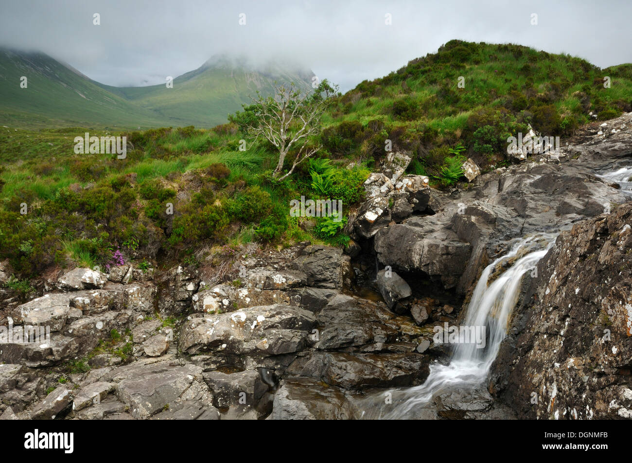 Sgurr Nan Gillean von Sligachan, Wasserfälle in einer bergigen Landschaft, Schottland, Isle Of Skye, Schottland, Vereinigtes Königreich Stockfoto