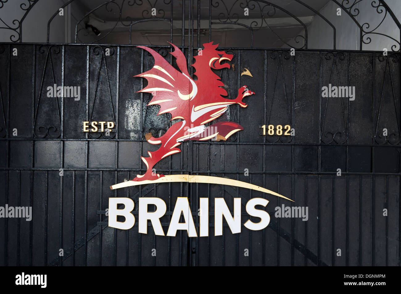 Gehirne Bier Drachen Schild Brecon Stadtzentrum in Powys, Wales Stockfoto
