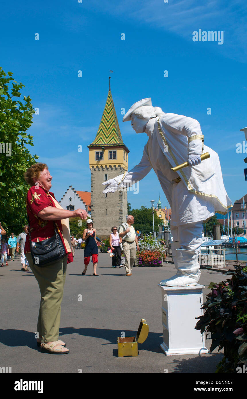 Straßenkünstler, lebende Statue vor dem Mangturm Turm am Hafen, Lindau, Bodensee, Bayern Stockfoto