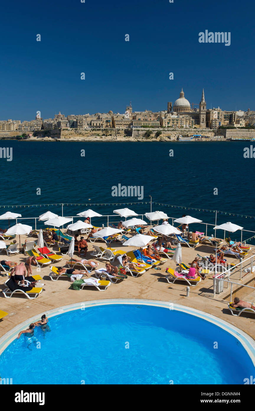 Blick vom Hotel-Pool in Sliema nach Valletta, Malta, Europa Stockfoto