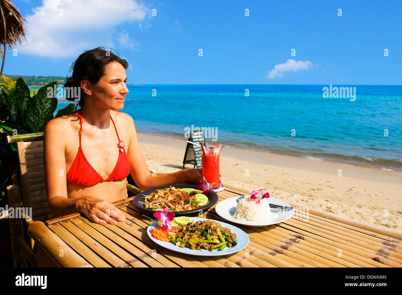 Touristen mit Thai-Food auf Ko Samui Insel, Thailand, Asien Stockfoto