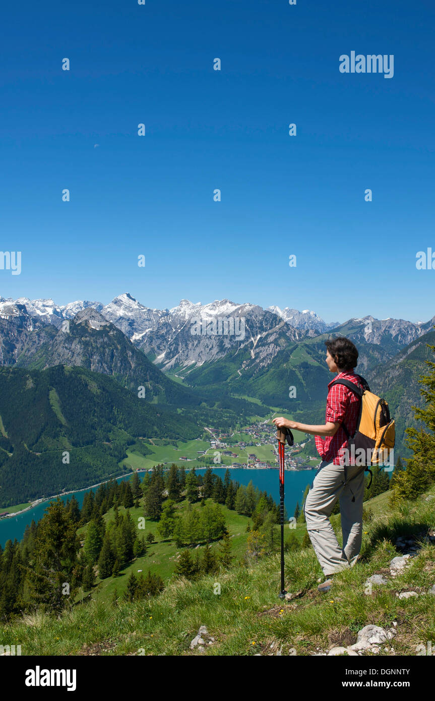 Wanderer und Lake Achensee aus Durrakreuz Sicht, Tirol, Österreich, Europa Stockfoto