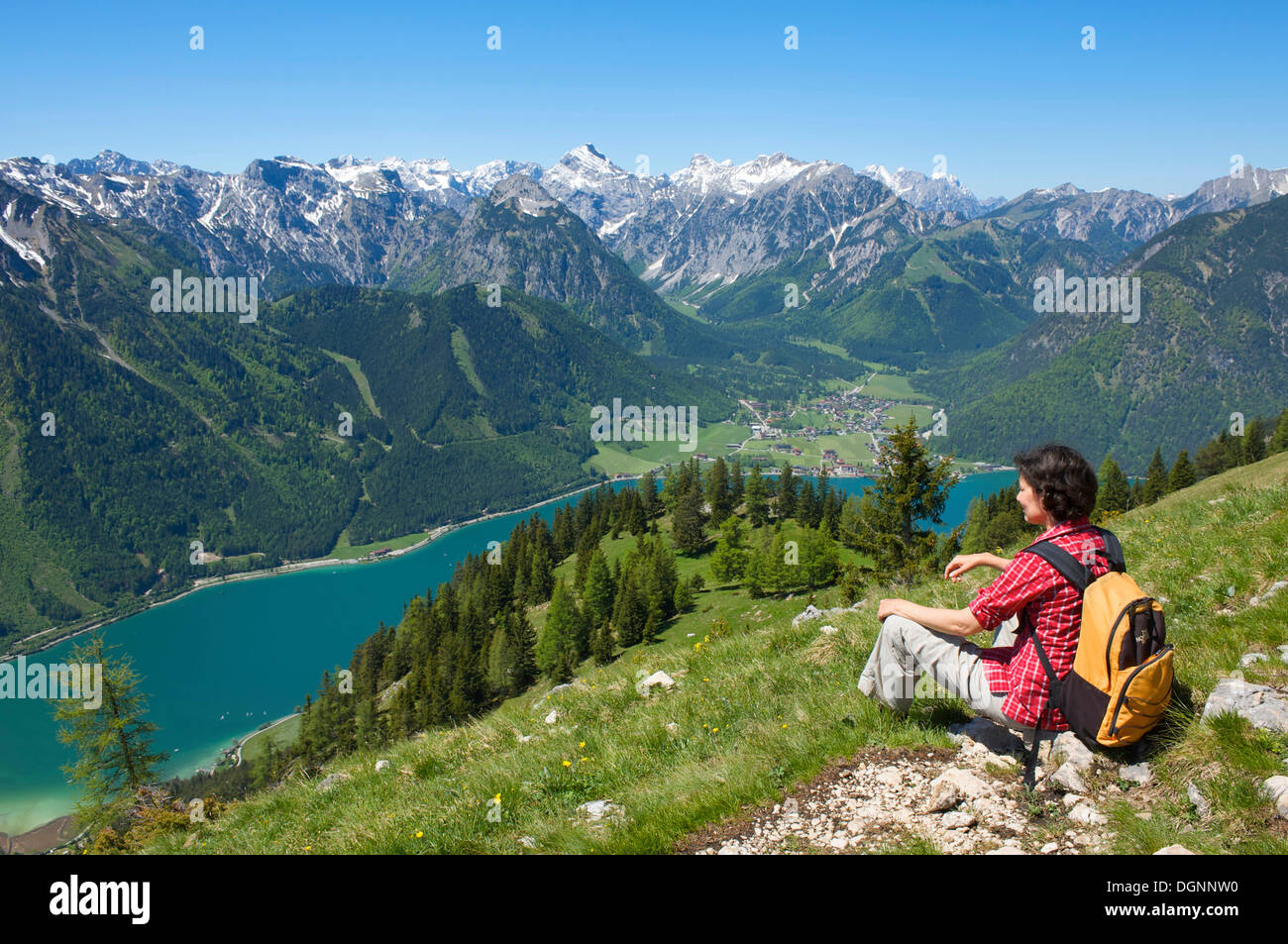 Wanderer und Lake Achensee aus Durrakreuz Sicht, Tirol, Österreich, Europa Stockfoto