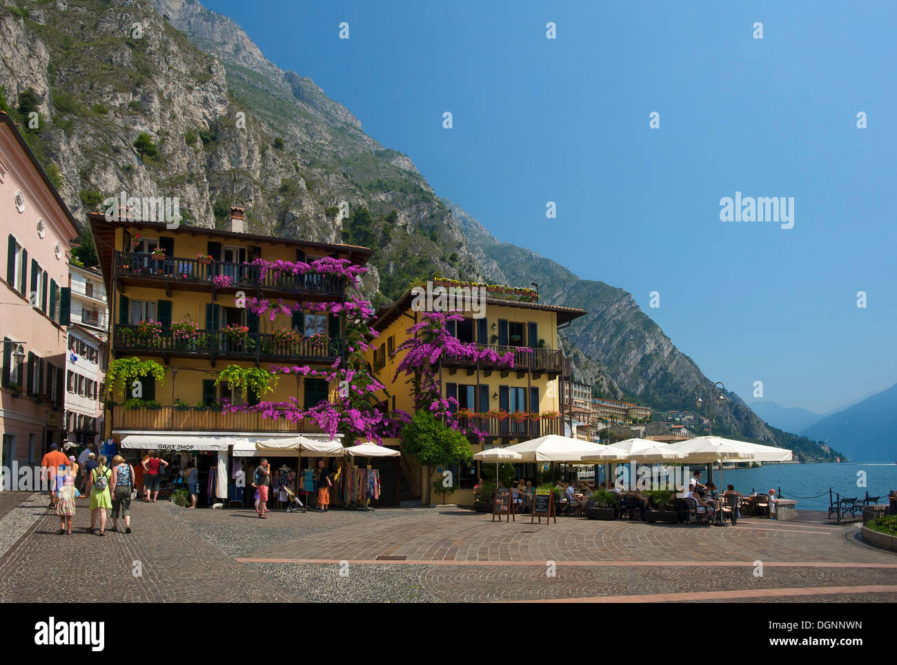 Restaurants in Limone Sul Garda, Trentino, Italien, Europa Stockfoto