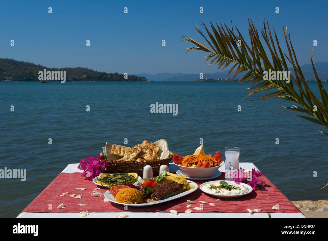 Typische türkische Mahlzeit mit Blick aufs Meer, Türkei Stockfoto