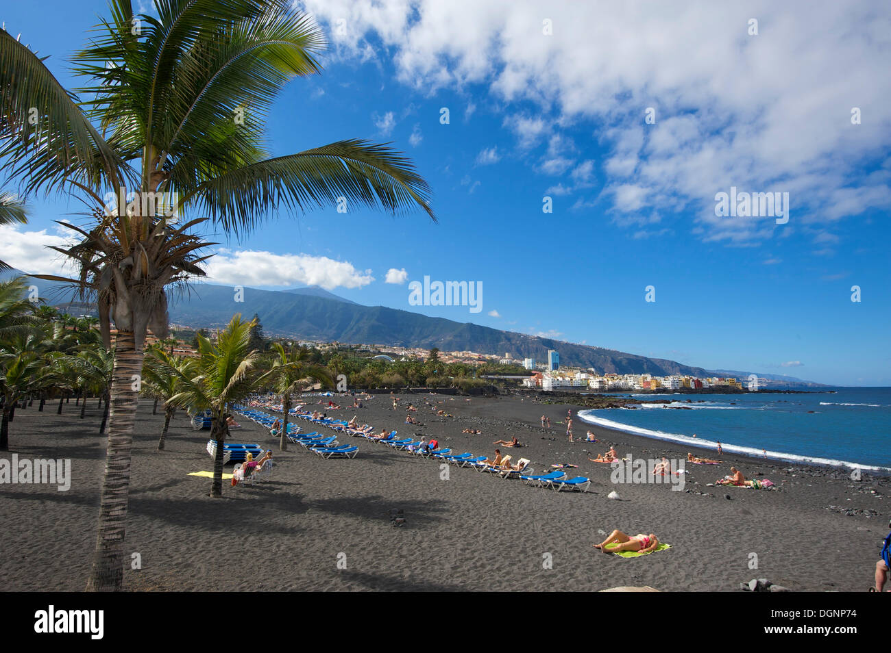 Fort am Playa Jardin mit den Teide Vulkan in Puerto De La Cruz, Teneriffa, Kanarische Inseln, Spanien, Europa Stockfoto