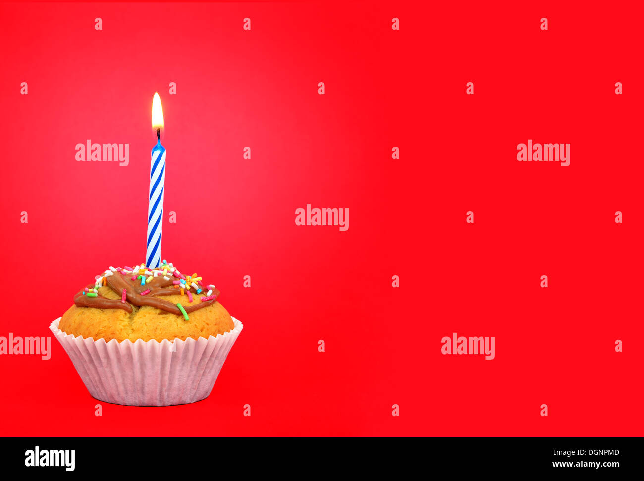 Geburtstag Kuchen mit Kerze auf rotem Grund. Text-Raum. Stockfoto