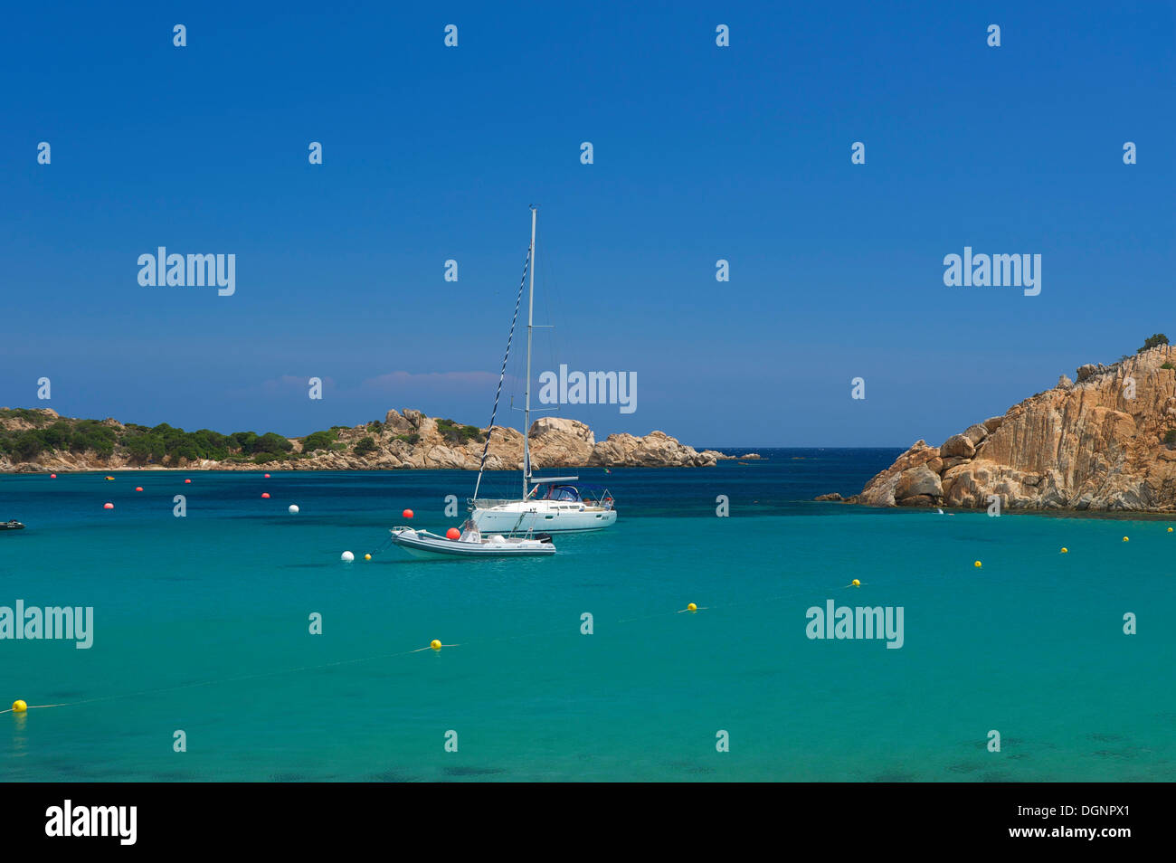 Yachten in einer Bucht, La Maddalena, Sardinien, Italien Stockfoto