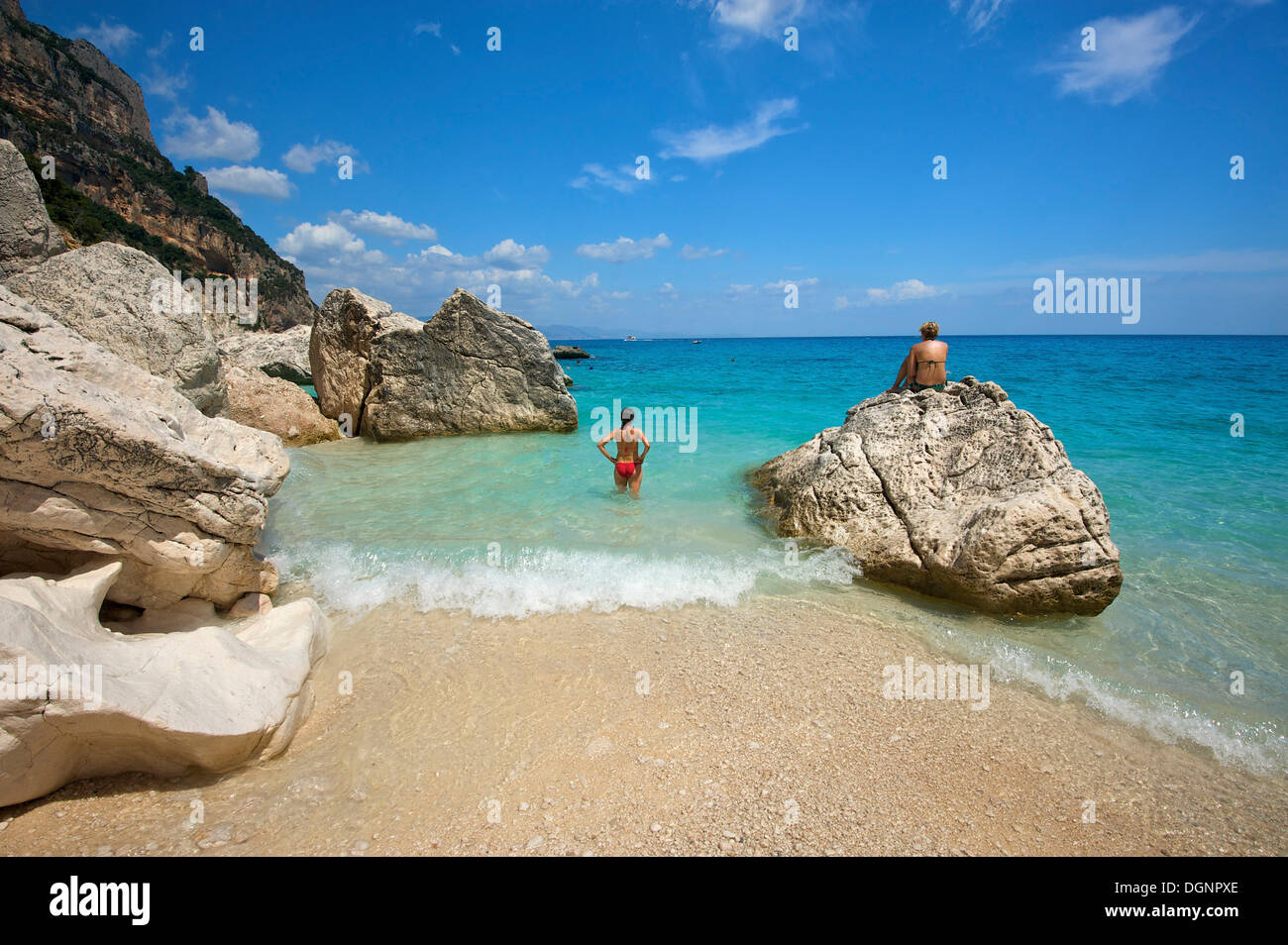 Touristen am Strand Cala Goloritze, Golfo di Orosei, Parco Nazionale del Gennargentu e Golfo di Goloritze, Sardinien, Italien Stockfoto