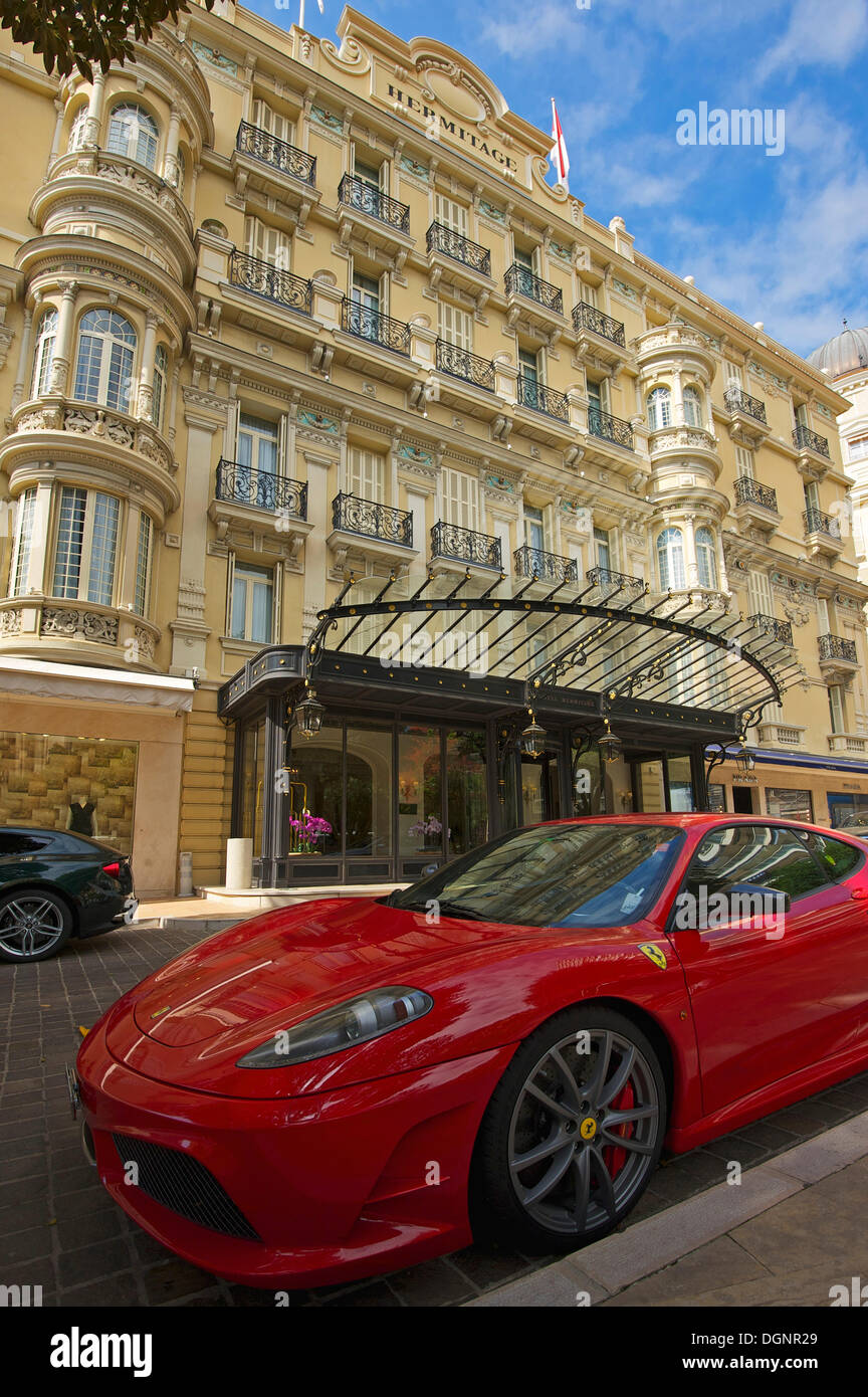 Roter Ferrari parkte vor dem Hermitage Hotel, Monte Carlo, Monaco, Monaco Stockfoto
