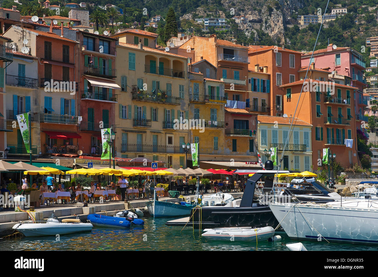 Restaurants an der Uferpromenade von Villefranche-Sur-Mer, Villefranche-Sur-Mer, Côte d ' Azur, Alpes-Maritimes Stockfoto