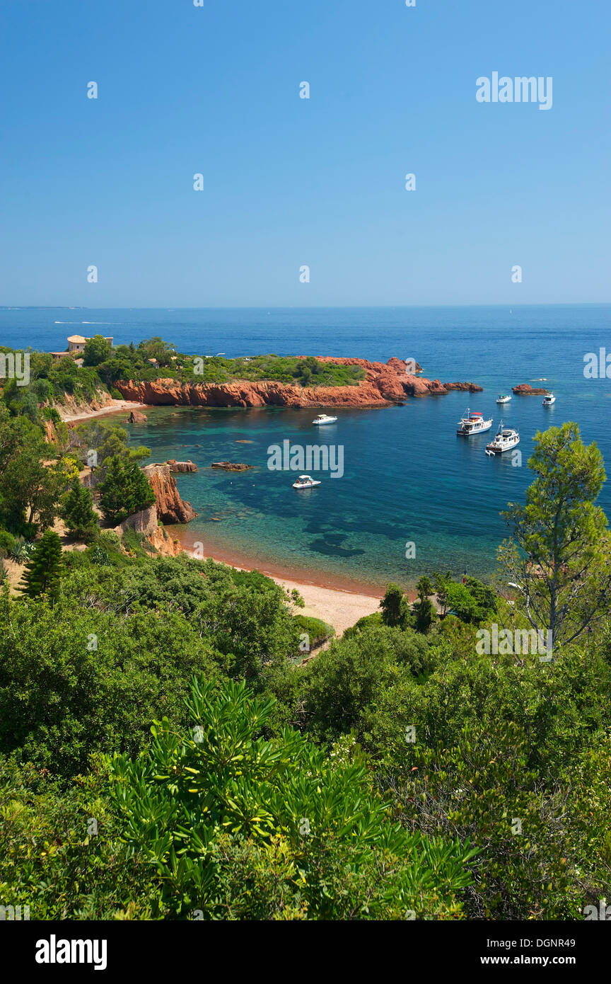 Calanque Bucht mit Booten am Cap Roux im Esterel-Gebirge, Anthéor, Var, Côte d ' Azur, Saint-Raphaël Stockfoto