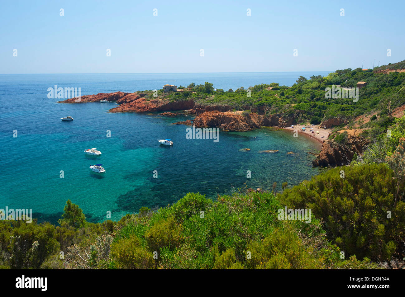 Calanque Bucht mit Booten am Cap Roux im Esterel-Gebirge, Anthéor, Var, Côte d ' Azur, Saint-Raphaël Stockfoto