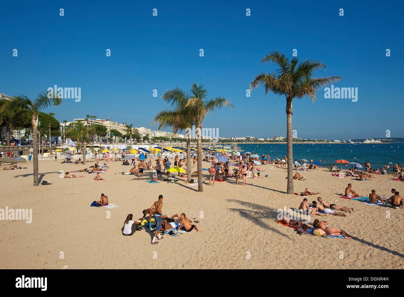 Strand an der Croisette, Cannes, Côte d ' Azur, Alpes-Maritimes, Provence-Alpes-Côte d ' Azur, Frankreich Stockfoto