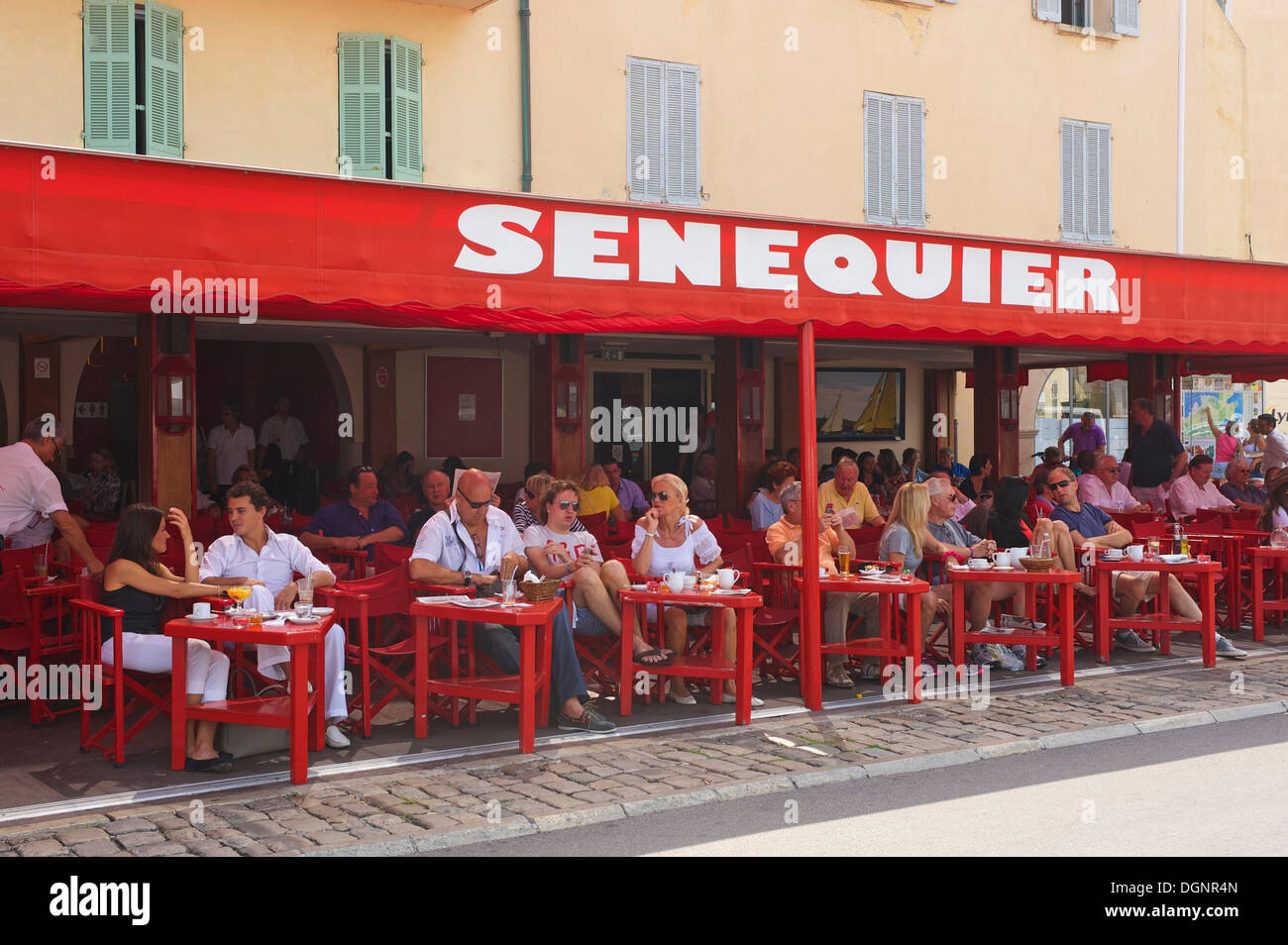 Senequier Café am Hafen, Côte d ' Azur, Saint-Tropez, Département Var, Region Provence-Alpes-Côte d ' Azur, Frankreich Stockfoto