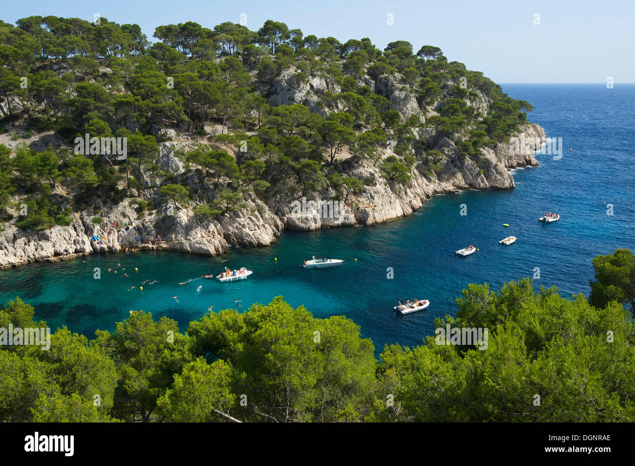Boote in der felsigen Bucht Calanque de Port-Pin, der Nationalpark der Calanques, Cassis, Département Bouches-du-Rhône, Region Stockfoto