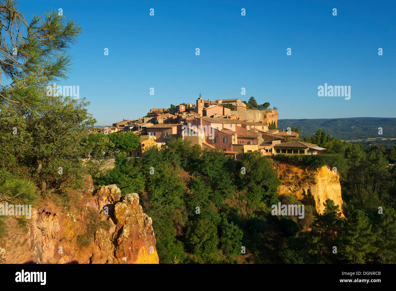 Ocres, ockerfarbenen Felsen mit der alten Stadt, Roussillon, Provence, Region Provence-Alpes-Côte d ' Azur, Frankreich Stockfoto