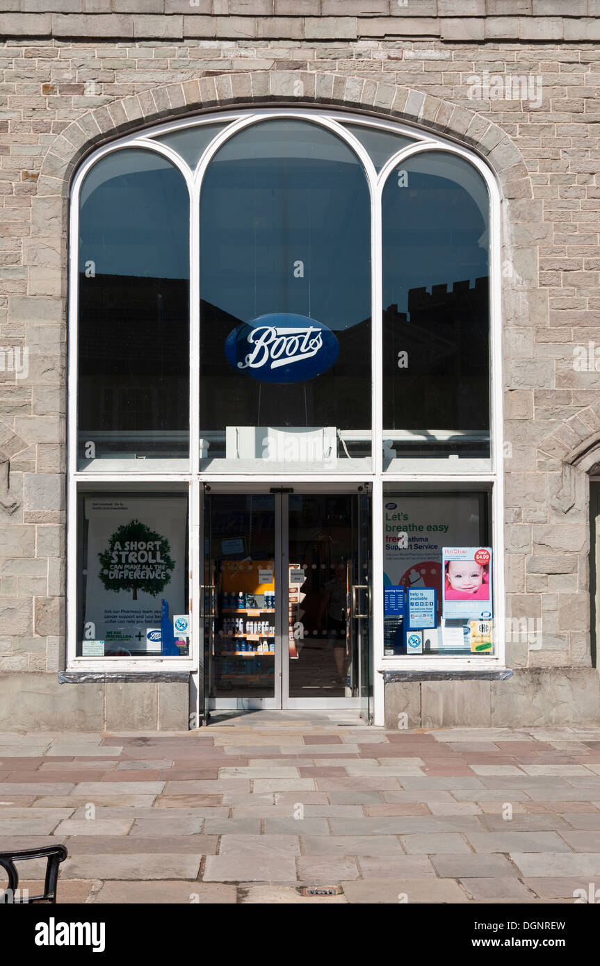 Stiefel der Apotheke in Bethel Square in Brecon Stadt Zentrum Powys, Wales Stockfoto