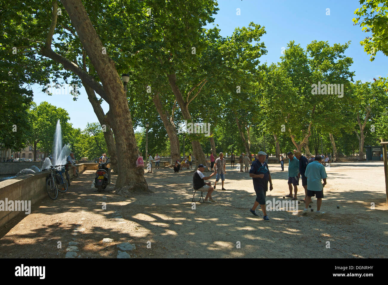 Boule-Spieler im Jardin De La Fontaine, Nîmes, Region Languedoc-Roussillon, Frankreich Stockfoto