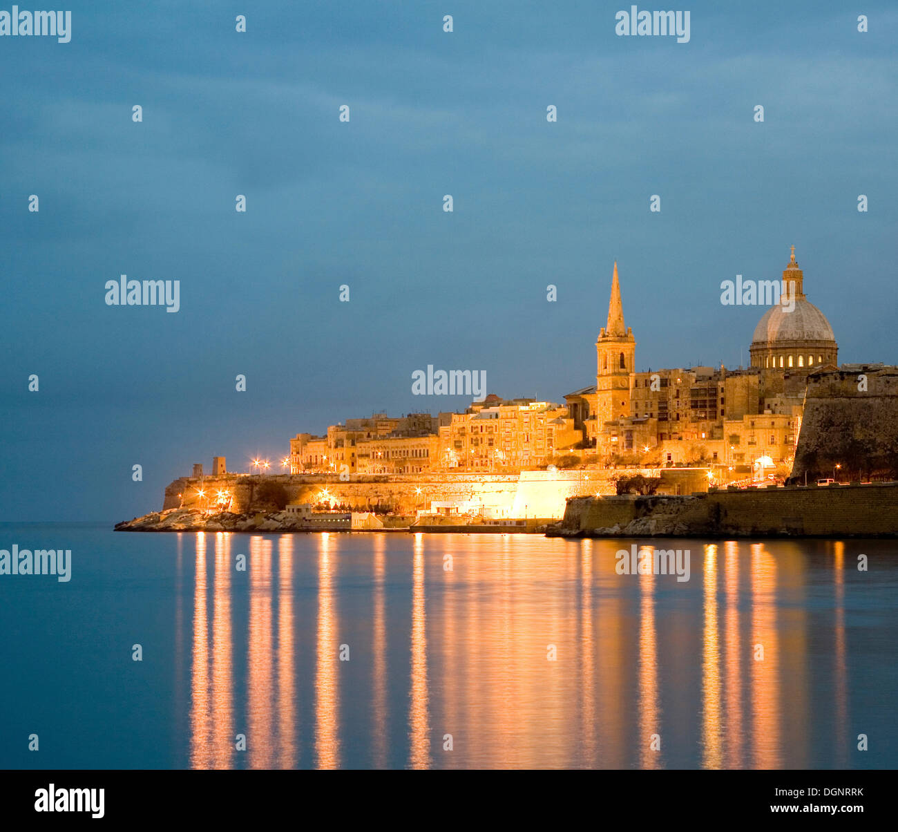 Pro-Kathedrale St. Pauls und Karmeliterkirche bei Nacht, Marsamxett Harbour, Valletta, Republik Malta, Europa Stockfoto