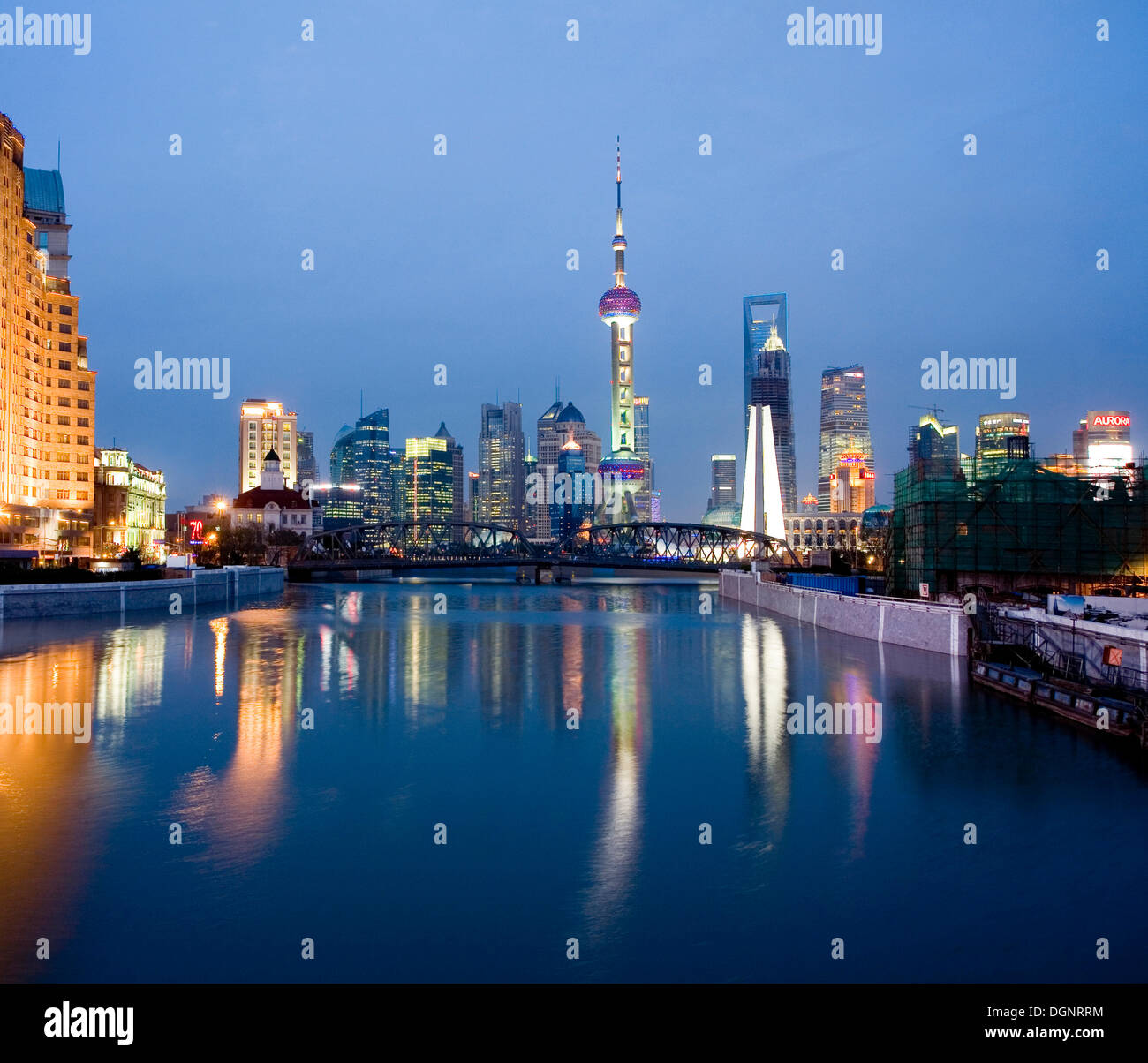 Beleuchtete Skyline in der Morgendämmerung, Suzhou Creek, Pudong, Oriental Pearl Tower, den Fluss Huangpu, Shanghai, China, Asien Stockfoto