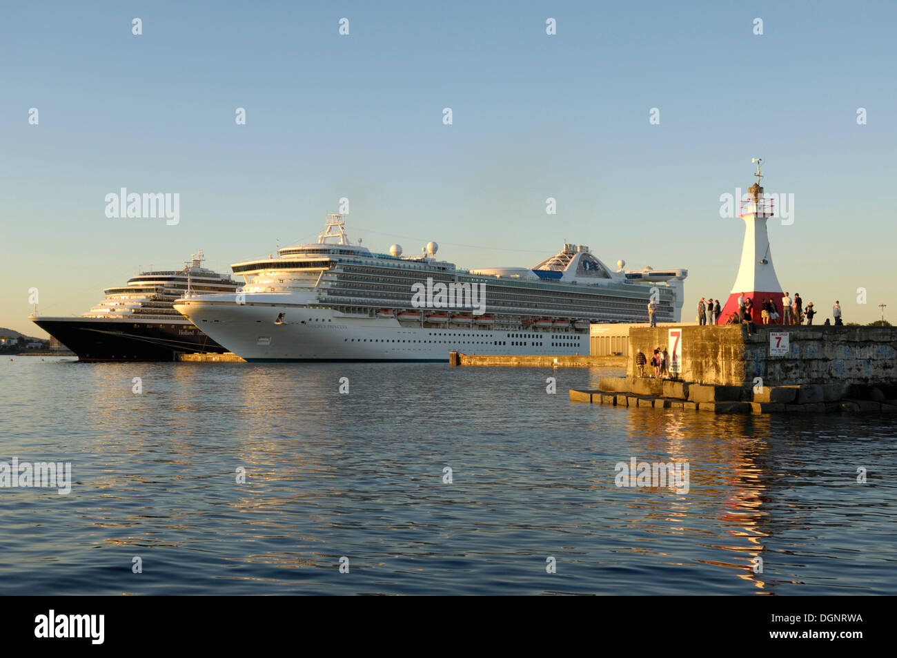 Kreuzfahrtschiffe im Hafen von Victoria, Vancouver Island, British Columbia, Kanada Stockfoto