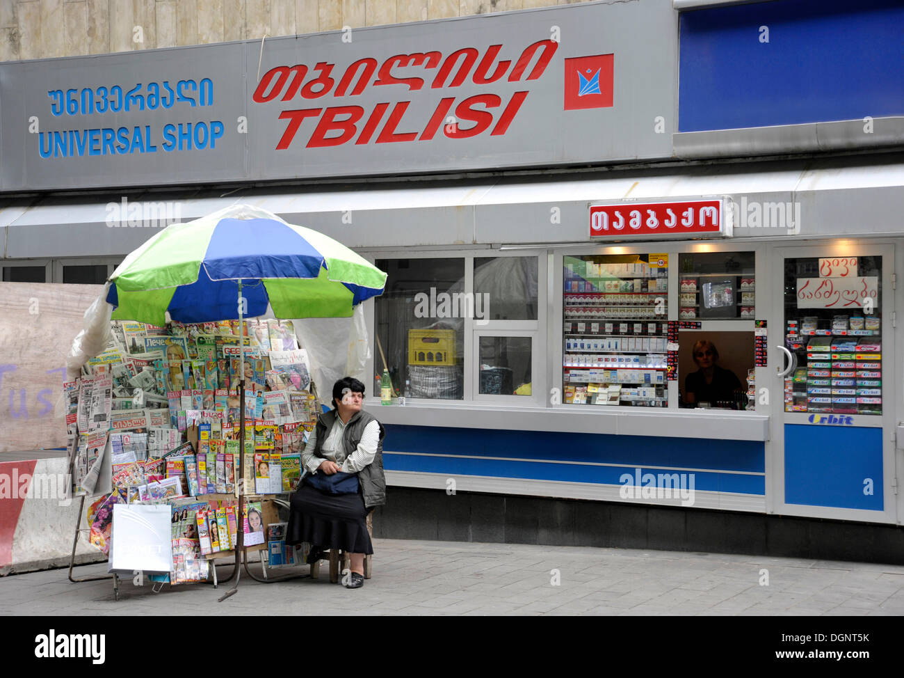 Kiosk und einen Bürgersteig Lieferanten mit Zeitschriften, Rustaveli Boulevard, Tbilisi, Georgia, West-Asien Stockfoto
