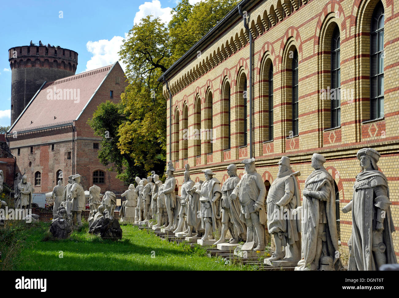 Juliusturm und Arsenal, Statuen von Boulevard der Siegesallee im Berliner Tiergarten, Zitadelle Spandau, Berlin Stockfoto
